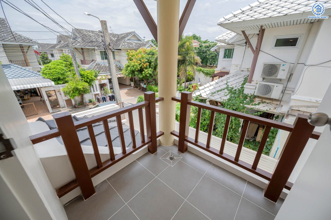 บ้านมือสองตกแต่งใหม่ โครงการ อนันตธารา ทวีวัฒนา เนื้อที่ 60 ตร.ว. พื้นที่ใช้สอย 166 ตร.ม. ฟังก์ชันจัดเต็ม 3 ห้องนอน 3 ห้องน้ำ จอดรถได้ 2 คัน ตอบโจทย์ทุกการเดินทาง บนทำเลศักยภาพ ติดถนนบรมราชชนนี เชื่อมต่อทางคู่ขนานลอยฟ้า ใกล้รถไฟฟ้าสายสีน้ำเงิน "สถานีบางพลัด"